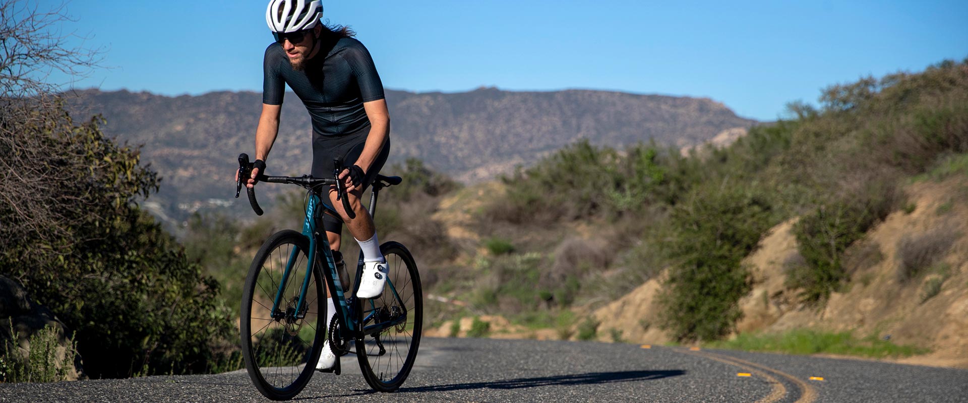 giant road bike with straight handlebars